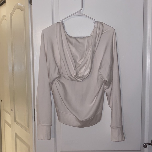 cropped white hoodie vneck scrunched bottom - Picture 2 of 2